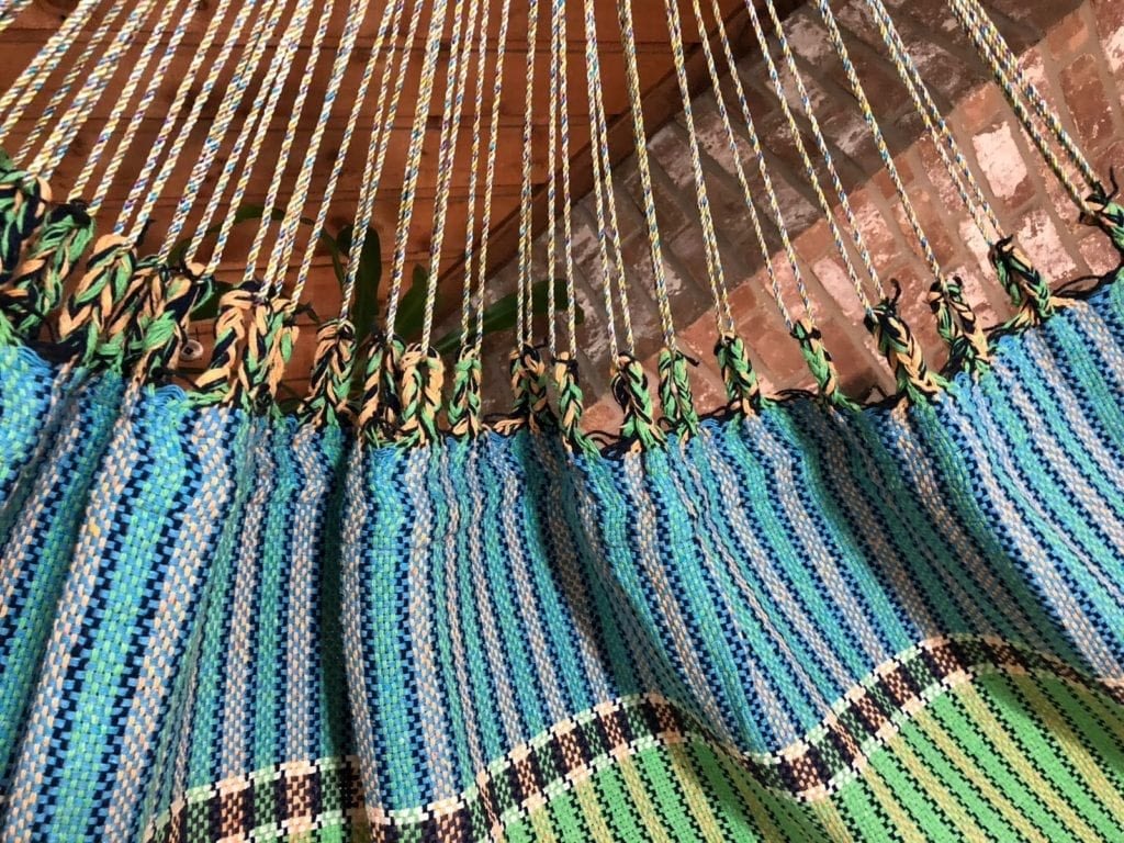 hamaca hecha a mano en telares de madera